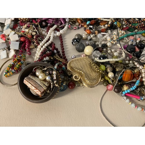 88 - LARGE QTY OF VINTAGE COSTUME JEWELLERY - NECKLACES BRACLETS ETC