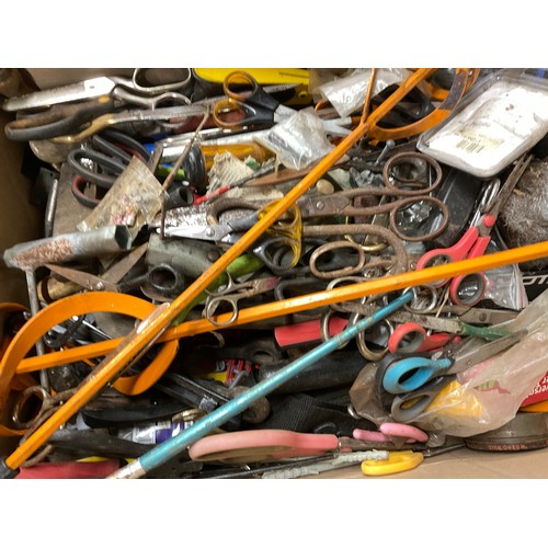 123 - 6 BOXES OF WORKSHOP ITEMS TO INCLUDE MAKITA ELECTRIC PLANER, CORDLESS DRILL, HAND TOOLS, HARDWARE ET... 