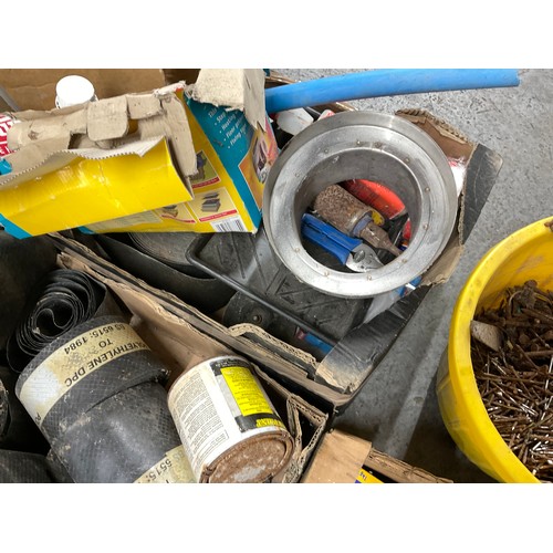 124 - 5 BOXES AND TUB OF HARDWARE & TOOLS, PLASTIC FLASHING ETC