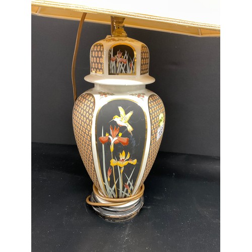 132 - MODERN CERAMIC TABLE LAMP WITH SHADE H26