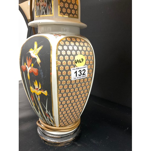 132 - MODERN CERAMIC TABLE LAMP WITH SHADE H26