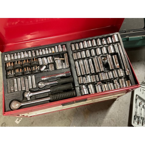 134 - CHALLENGE EXTREME TOOLBOX TO INCLUDE SOCKET SETS, METAL TOOLBOX OF RATCHETS, CASED SOCKET SET ETC