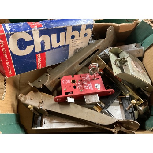 147 - BOX OF HARDWARE TO INCLUDE CHUBB DOOR LOCKS ETC