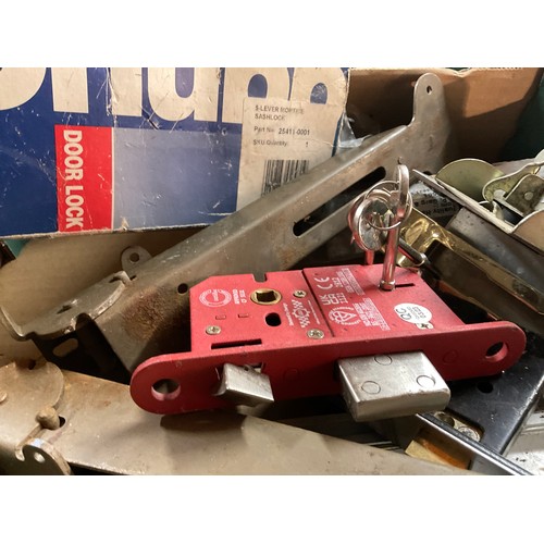 147 - BOX OF HARDWARE TO INCLUDE CHUBB DOOR LOCKS ETC