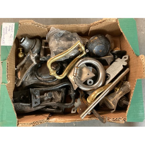 148 - BOX OF HARDWARE TO INCLUDE VINTAGE DOOR KNOCKERS ETC
