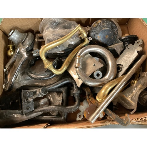 148 - BOX OF HARDWARE TO INCLUDE VINTAGE DOOR KNOCKERS ETC