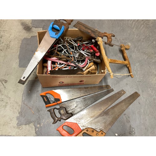 149 - BOX OF VINTAGE HAND TOOLS TO INCLUDE SAWS ETC