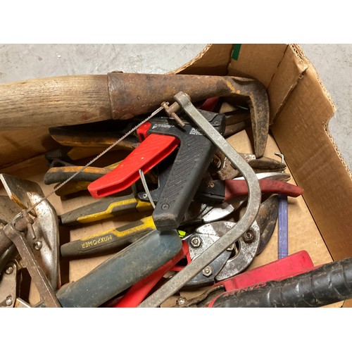 150 - BOX OF VINTAGE HAND TOOLS TO INCLUDE METAL SNIPS ETC