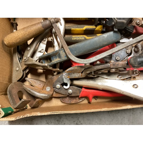 150 - BOX OF VINTAGE HAND TOOLS TO INCLUDE METAL SNIPS ETC