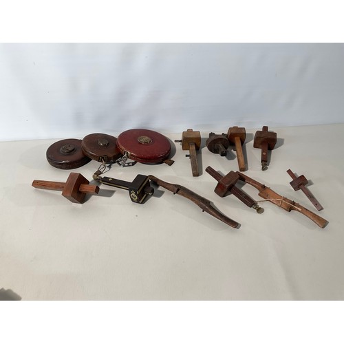 155 - BOX OF VINTAGE HAND TOOLS TO INCLUDE MORTIC GAUGES TAPE MEASURES, SPOKE SHAVES
