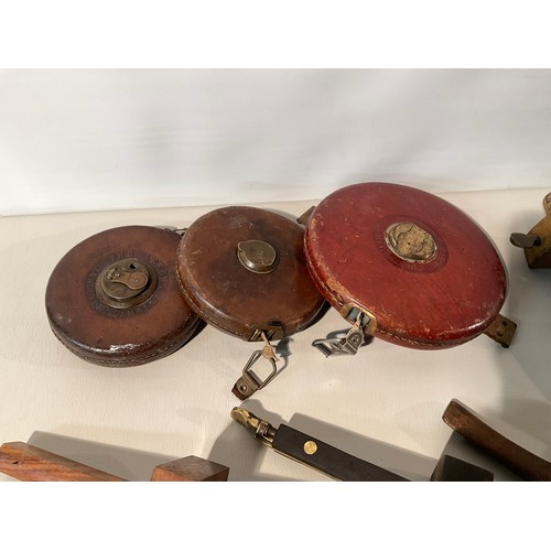 155 - BOX OF VINTAGE HAND TOOLS TO INCLUDE MORTIC GAUGES TAPE MEASURES, SPOKE SHAVES