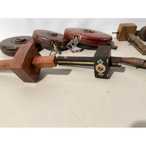 155 - BOX OF VINTAGE HAND TOOLS TO INCLUDE MORTIC GAUGES TAPE MEASURES, SPOKE SHAVES