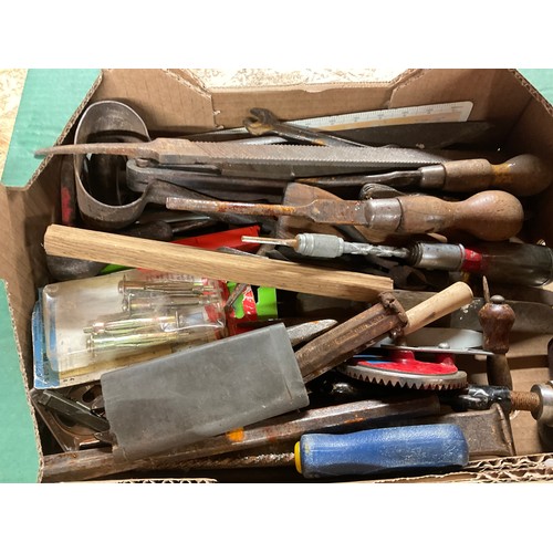 156 - BOX OF VINTAGE HAND TOOLS TO INCLUDE CHISELS SCREWDRIVERS ETC