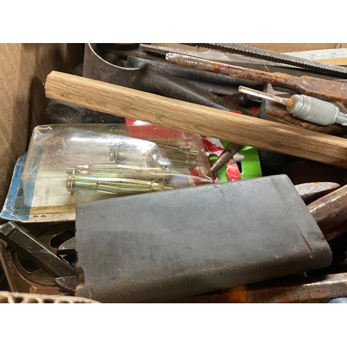 156 - BOX OF VINTAGE HAND TOOLS TO INCLUDE CHISELS SCREWDRIVERS ETC