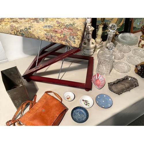 167 - 2 BOXES OF CHINA & GLASSWARE TO INCLUDE DECANTERS, FRUIT BOWLS TRAYS ETC