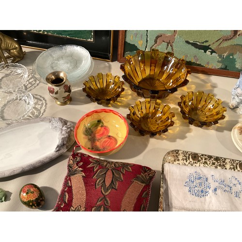 167 - 2 BOXES OF CHINA & GLASSWARE TO INCLUDE DECANTERS, FRUIT BOWLS TRAYS ETC