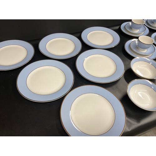 168 - PART DOULTON 2004 DINNER & TEA SERVICE