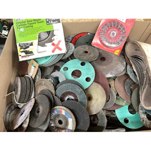 174 - LARGE QTY OF SANDING PADS, DISCS, BELTS AND ANGLE GRINDER DISCS ETC