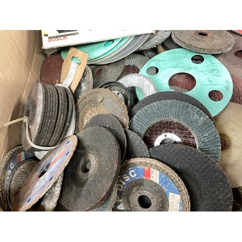 174 - LARGE QTY OF SANDING PADS, DISCS, BELTS AND ANGLE GRINDER DISCS ETC