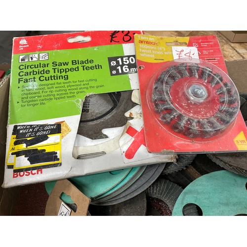 174 - LARGE QTY OF SANDING PADS, DISCS, BELTS AND ANGLE GRINDER DISCS ETC