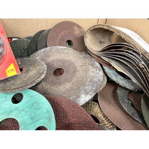 174 - LARGE QTY OF SANDING PADS, DISCS, BELTS AND ANGLE GRINDER DISCS ETC