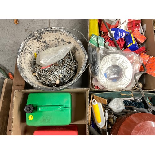 175 - 5 BOXES AND PLASTIC BUCKET OF GARAGE ITEMS TO INCLUDE SPIRIT LEVELS, PETROL TINS, HAND SAWS ETC