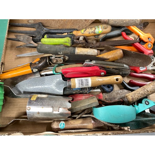 178 - BOX OF VINTAGE HAND TOOLS TO INCLUDE TROWELS ETC