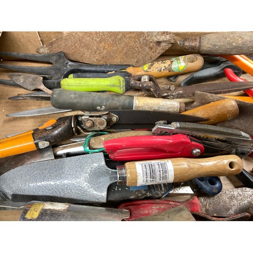 178 - BOX OF VINTAGE HAND TOOLS TO INCLUDE TROWELS ETC