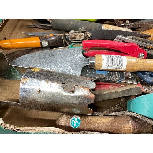 178 - BOX OF VINTAGE HAND TOOLS TO INCLUDE TROWELS ETC