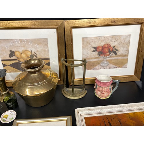 185 - BOX OF COLLECTABLES TO INCLUDE BRASS VASES, PICTURES, TOBY JUG ETC