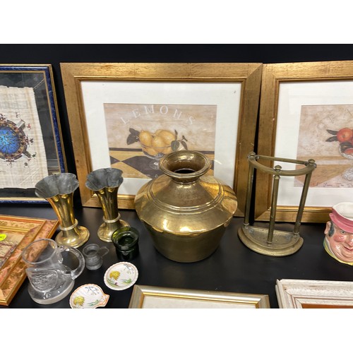 185 - BOX OF COLLECTABLES TO INCLUDE BRASS VASES, PICTURES, TOBY JUG ETC