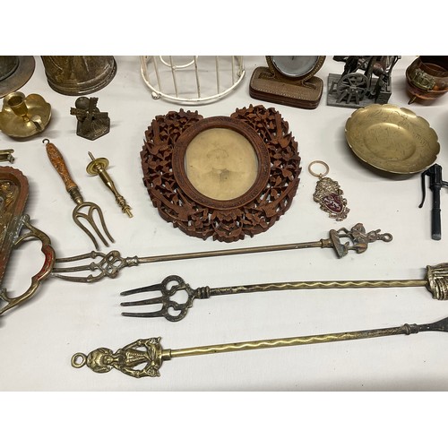 203 - BOX OF COLLECTABLES TO INCLUDE BRASSWARE WOODEN PICTURE FRAME ETC