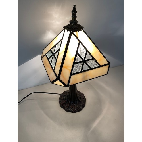 205 - MODERN TIFFANY STYLE TABLE LAMP H19