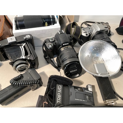 209 - BOX OF CAMERAS & EQUIPMENT TO INCLUDE CANON EOS, MINOLTA DYNEX 300SI, NIKON D-40, TRIPODS, LIGHT MET... 