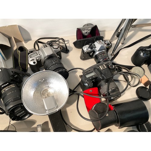 209 - BOX OF CAMERAS & EQUIPMENT TO INCLUDE CANON EOS, MINOLTA DYNEX 300SI, NIKON D-40, TRIPODS, LIGHT MET... 