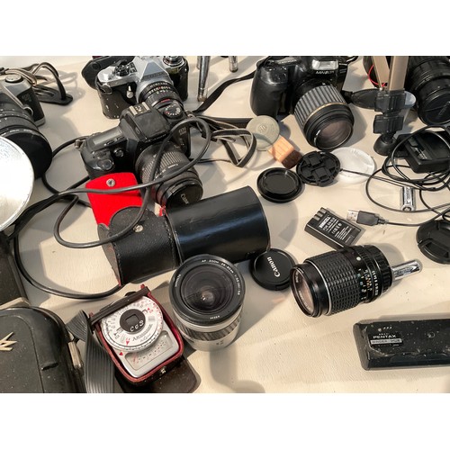 209 - BOX OF CAMERAS & EQUIPMENT TO INCLUDE CANON EOS, MINOLTA DYNEX 300SI, NIKON D-40, TRIPODS, LIGHT MET... 