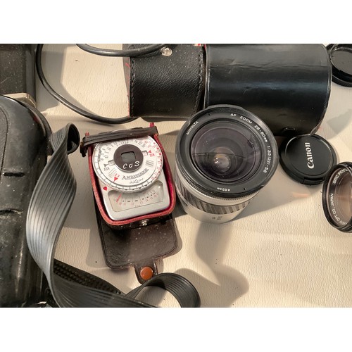 209 - BOX OF CAMERAS & EQUIPMENT TO INCLUDE CANON EOS, MINOLTA DYNEX 300SI, NIKON D-40, TRIPODS, LIGHT MET... 