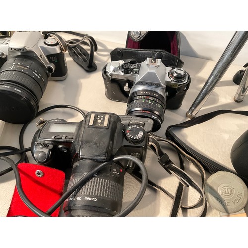 209 - BOX OF CAMERAS & EQUIPMENT TO INCLUDE CANON EOS, MINOLTA DYNEX 300SI, NIKON D-40, TRIPODS, LIGHT MET... 