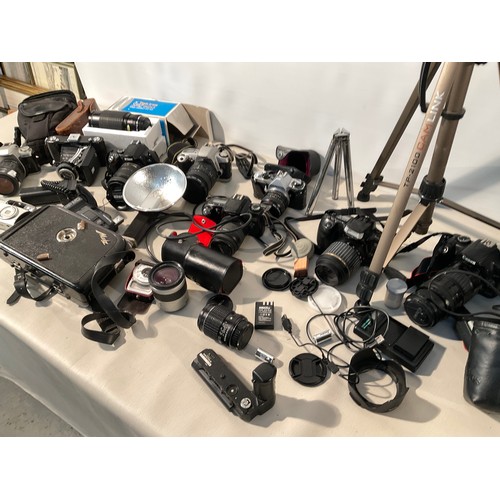 209 - BOX OF CAMERAS & EQUIPMENT TO INCLUDE CANON EOS, MINOLTA DYNEX 300SI, NIKON D-40, TRIPODS, LIGHT MET... 