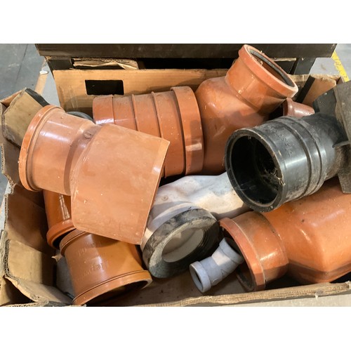 211 - 5 BOXES AND PLASTIC CRATE OF DRAINAGE CONNECTING PIPES