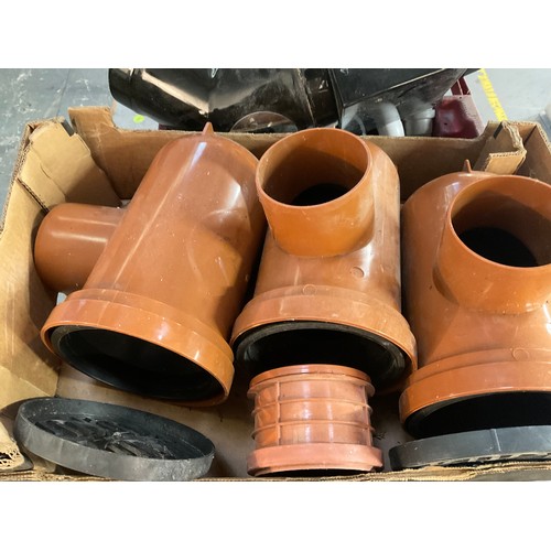 211 - 5 BOXES AND PLASTIC CRATE OF DRAINAGE CONNECTING PIPES