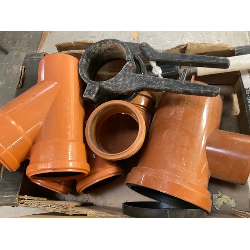211 - 5 BOXES AND PLASTIC CRATE OF DRAINAGE CONNECTING PIPES