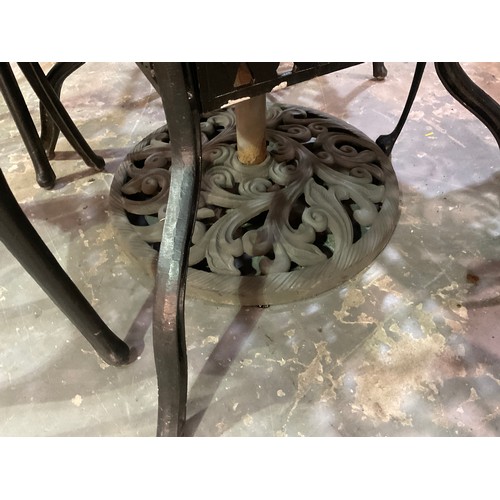 226 - LAGE CIRCULAR METAL GARDEN TABLE WITH PARASOL AND 3 MATCHING AND 2 ODD CHAIRS