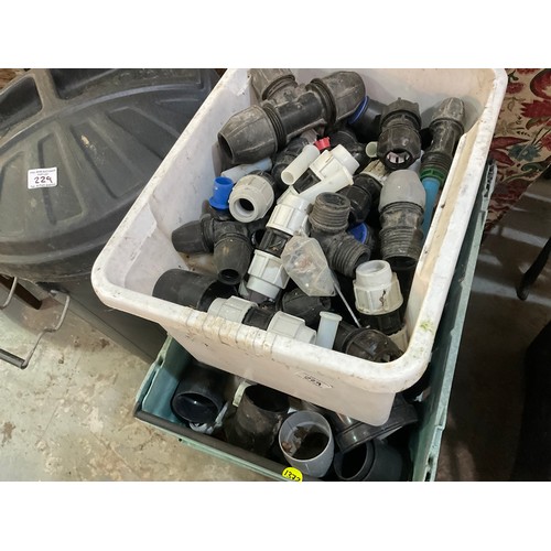 229 - LARGE QTY OF PLASTIC DRAINAGE CONNECTING FITMENTS AND METAL RADIATOR