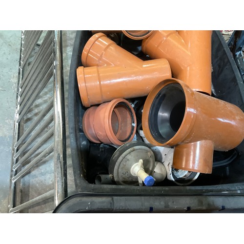 229 - LARGE QTY OF PLASTIC DRAINAGE CONNECTING FITMENTS AND METAL RADIATOR