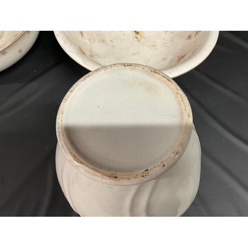 115 - 2 EDWARDIAN CERAMIC JUGS AND 2 BOWLS - NOT MATCHING