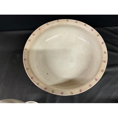 115 - 2 EDWARDIAN CERAMIC JUGS AND 2 BOWLS - NOT MATCHING