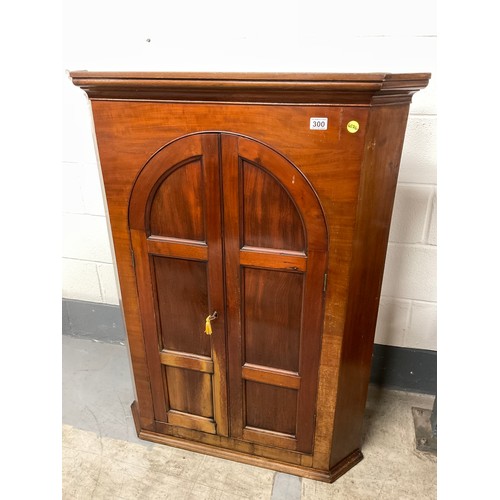300 - GEORGIAN MAHOGANY DOMED PANELLED DOOR CORNER CUPBOARD WITH FITTED SPICE DRAWERS AND SHELVES TO INTER... 