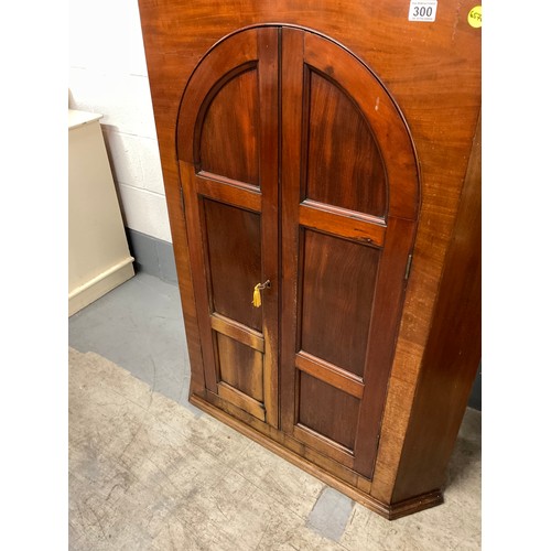 300 - GEORGIAN MAHOGANY DOMED PANELLED DOOR CORNER CUPBOARD WITH FITTED SPICE DRAWERS AND SHELVES TO INTER... 