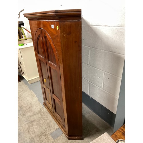 300 - GEORGIAN MAHOGANY DOMED PANELLED DOOR CORNER CUPBOARD WITH FITTED SPICE DRAWERS AND SHELVES TO INTER... 